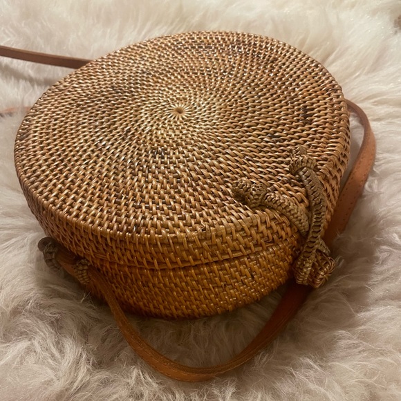 Handbags - Great for Summer: Woven Circle Crossbody Bag